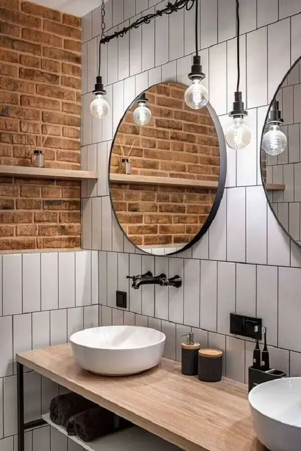 pendente estilo industrial para banheiro decorado com espelho redondo e parede de tijolinho Foto Simples Decoração