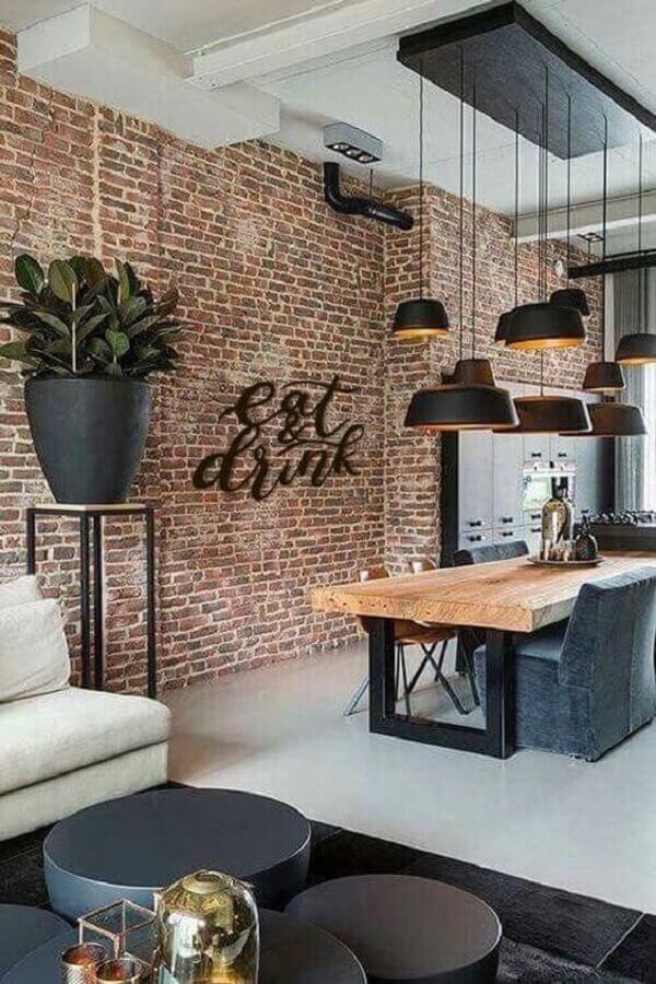 pendente estilo industrial para sala de jantar decorada com mesa de madeira e parede de tijolinho Foto Pinterest