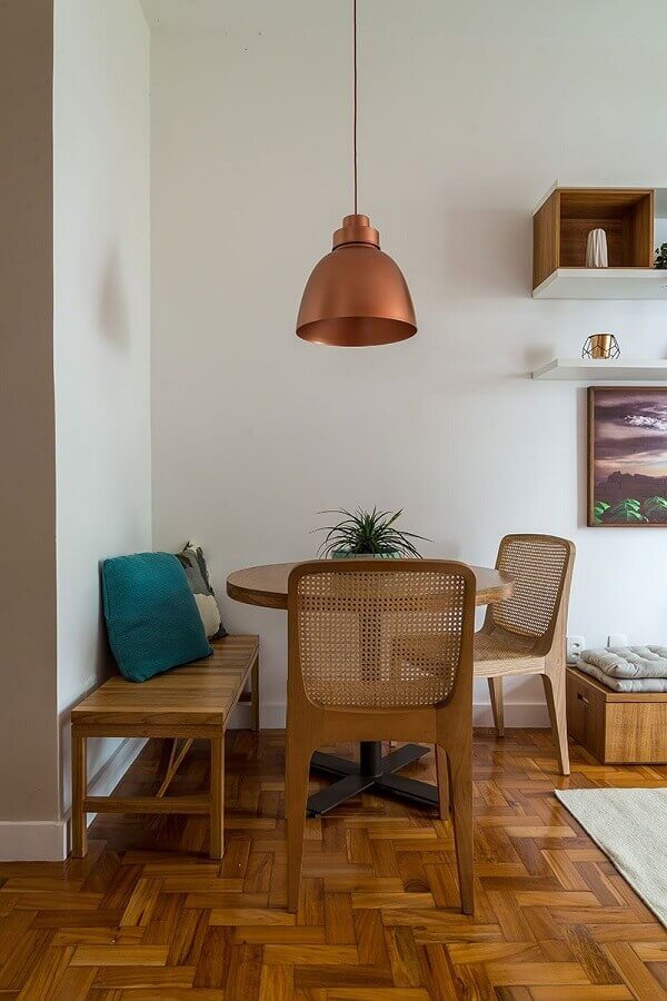 pendente industrial cobre para sala de jantar pequena com mesa de madeira Foto Casa de Valentina