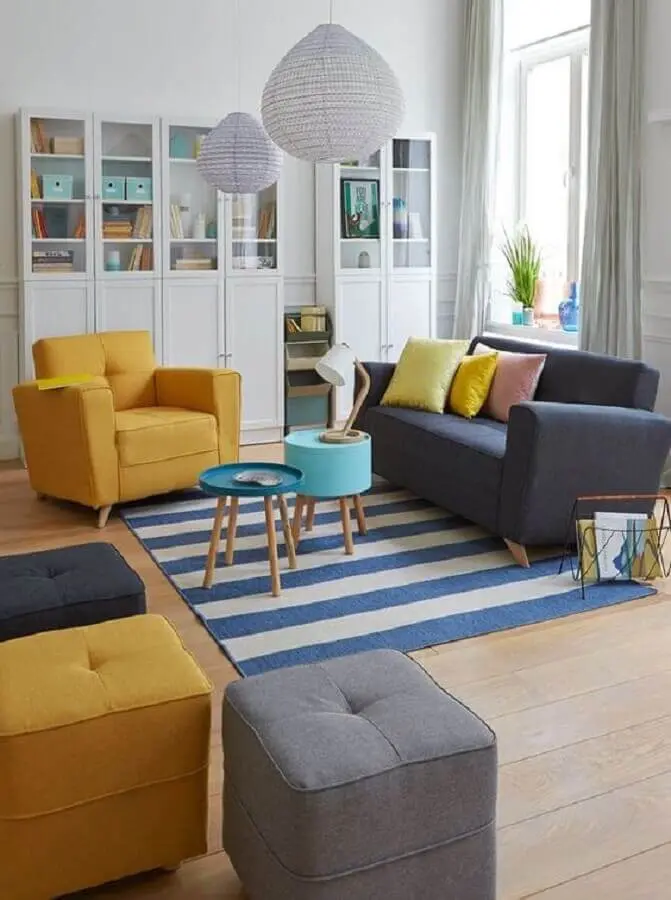 poltrona colorida amarela para sala decorada com sofá cinza e tapete listrado Foto Pinterest