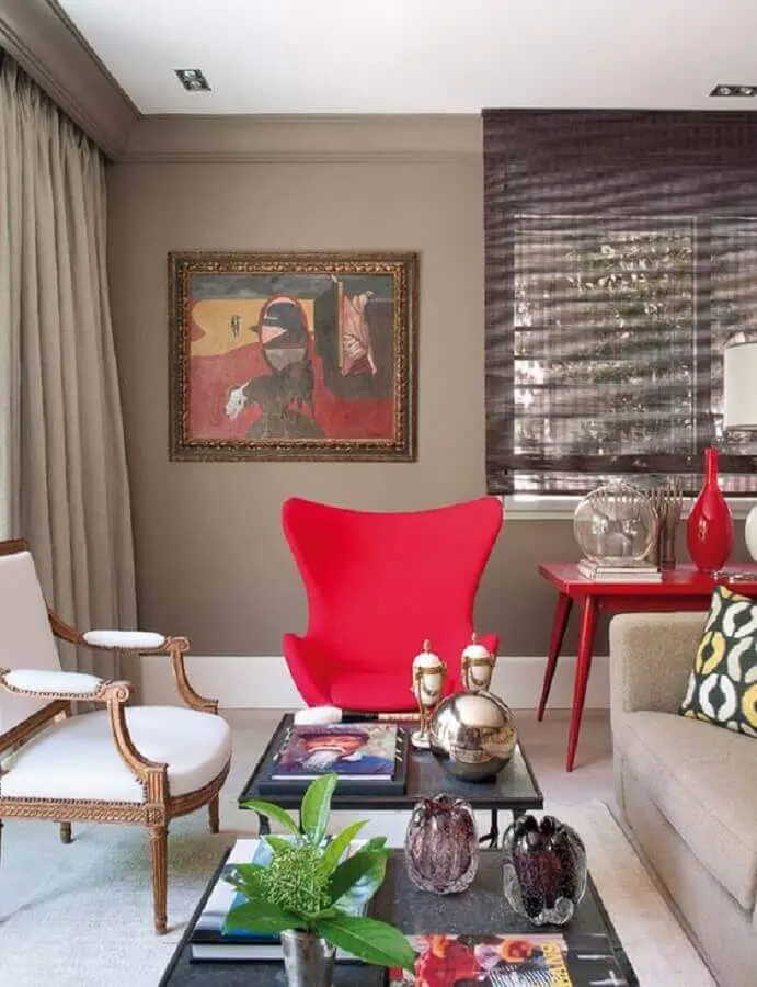 poltrona colorida e aparador vermelho para decoração de sala de estar Foto Pinterest