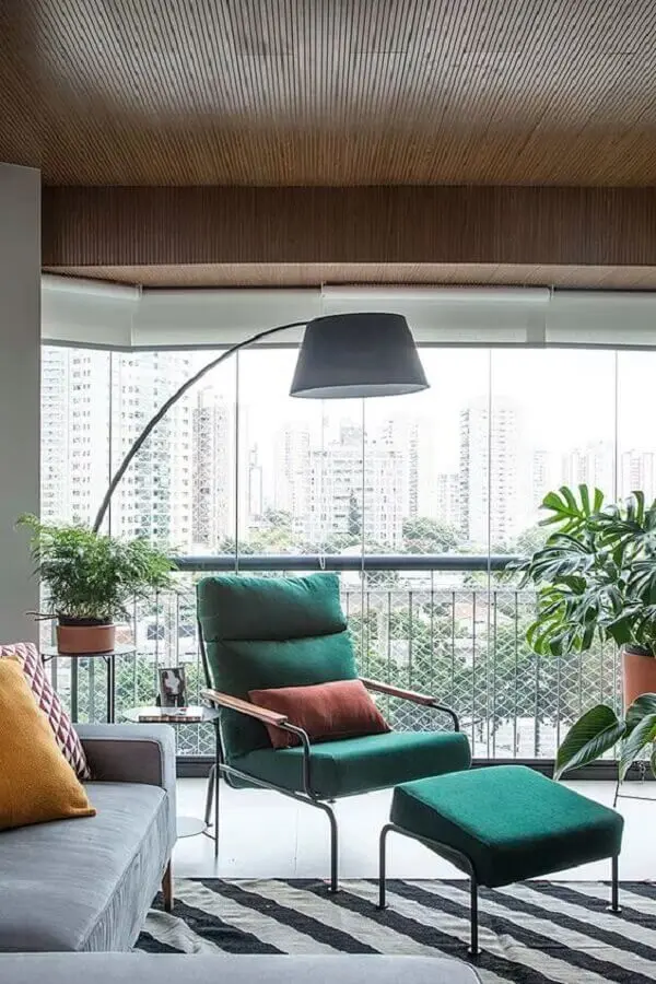 poltrona colorida verde para decoração de sala com varanda integrada Foto Histórias de Casa