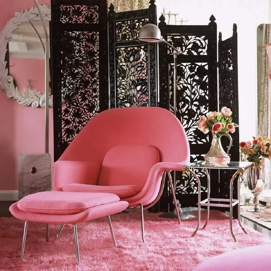poltrona decorativa rosa com puff moderna e confortável Foto Pinterest