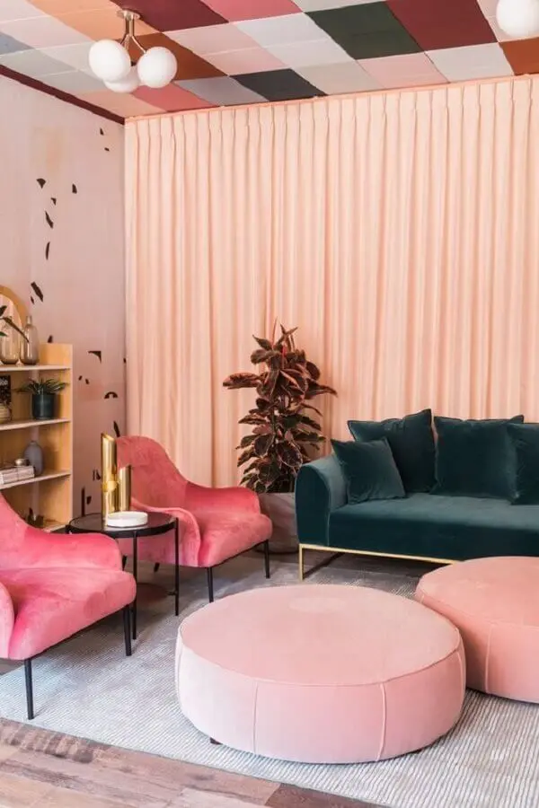 poltrona para sala rosa decorada com sofá verde escuro Foto Article
