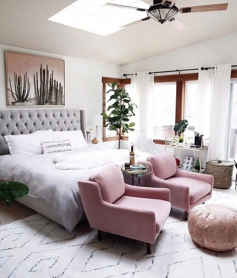 poltrona rosa para quarto de casal decorado com cabeceira capitonê cinza Foto Article