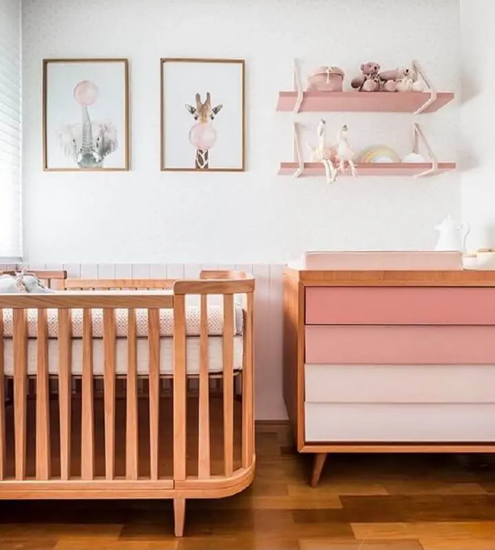 quadros para quarto de bebê feminino branco e rosa decorado com berço de madeira Foto Vobibr