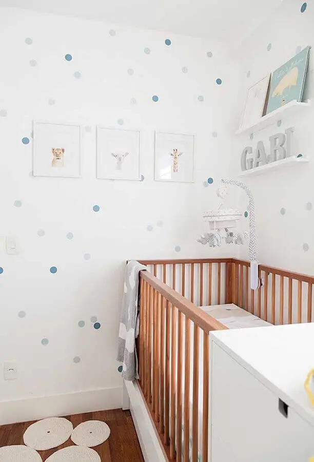 quadros para quarto de bebê feminino decorado com papel de parede de bolinhas Foto Elo7