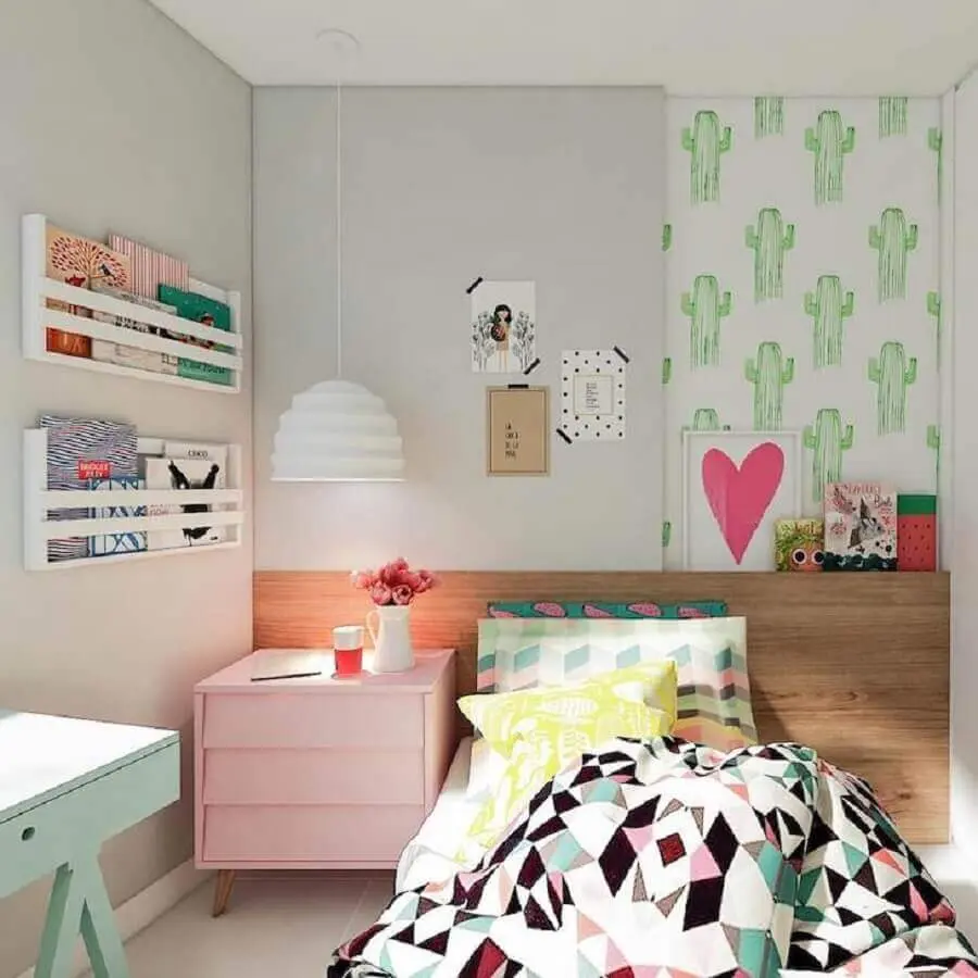 quadros para quarto de solteiro feminino com cabeceira de madeira e móveis coloridos Foto Manga Rosa Arquitetura