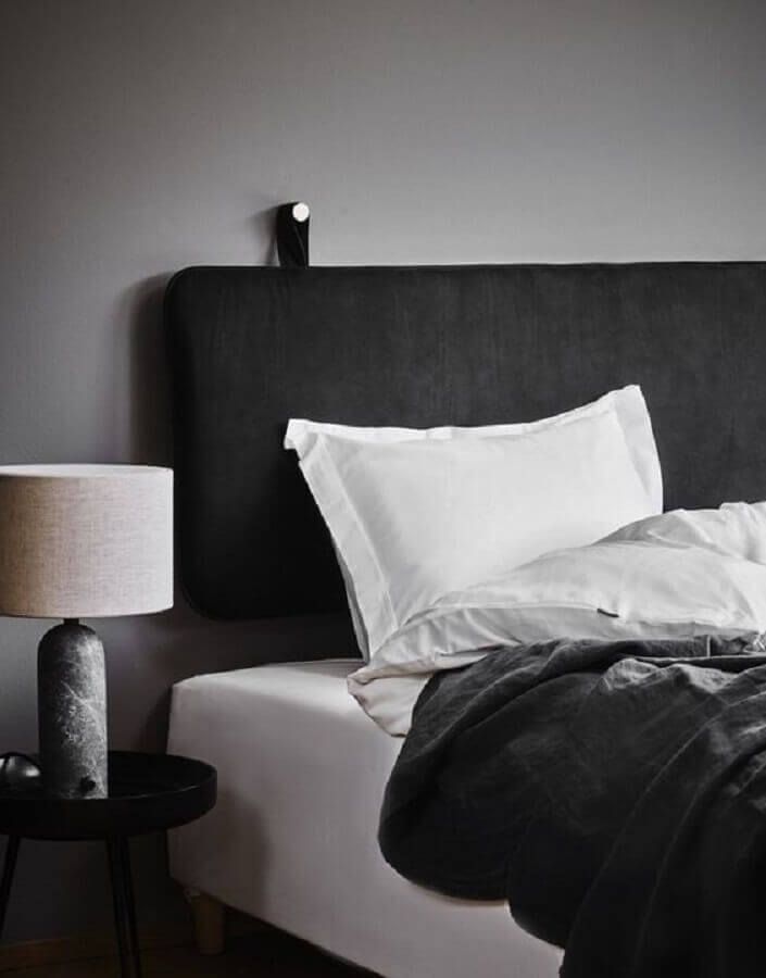 quarto cinza minimalista decorado com cabeceira preta estofada Foto The Everygirl