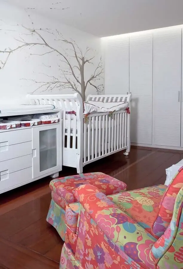 quarto de bebê decorado com poltrona colorida com puff Foto Pinterest