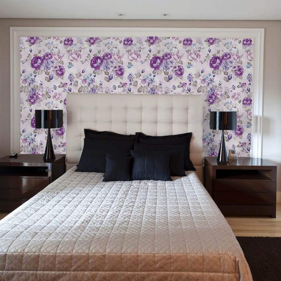 quarto de casal decorado com abajur preto e papel de parede flores coloridas Foto Pinterest