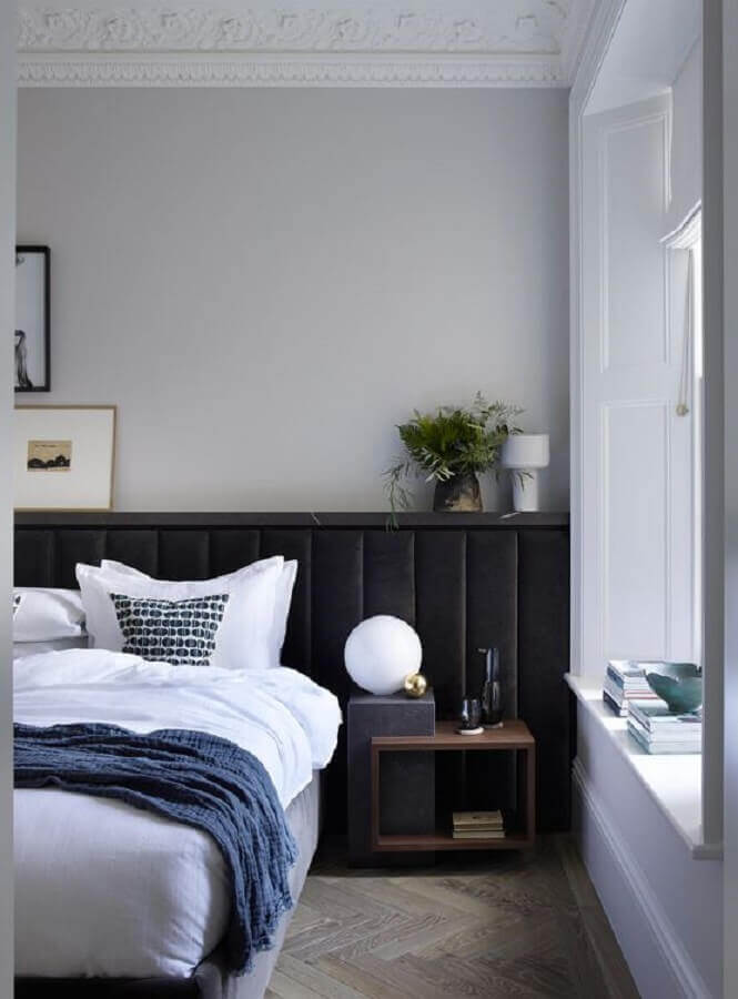 quarto de casal decorado com cabeceira preta estofada moderna Foto Apartment 34