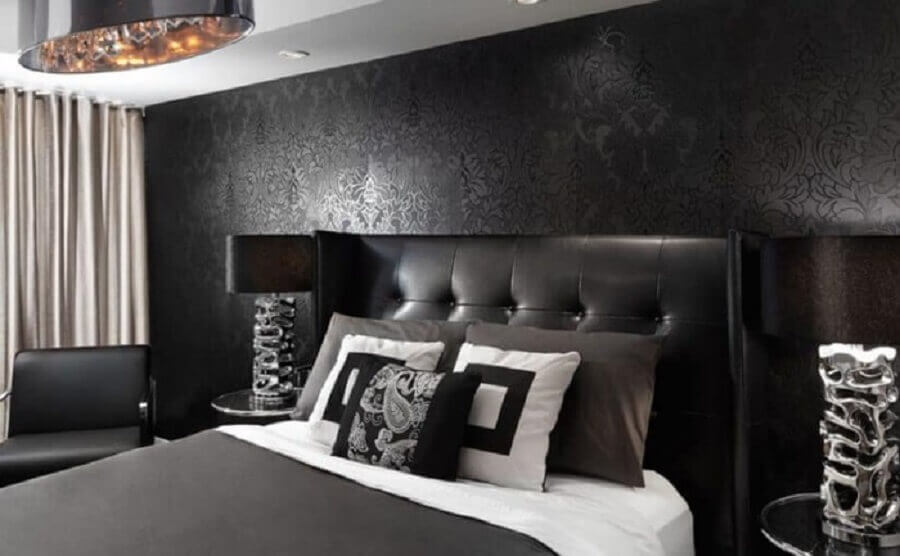 quarto de casal sofisticado decorado com cabeceira preta estofada e papel de parede Foto Pinterest