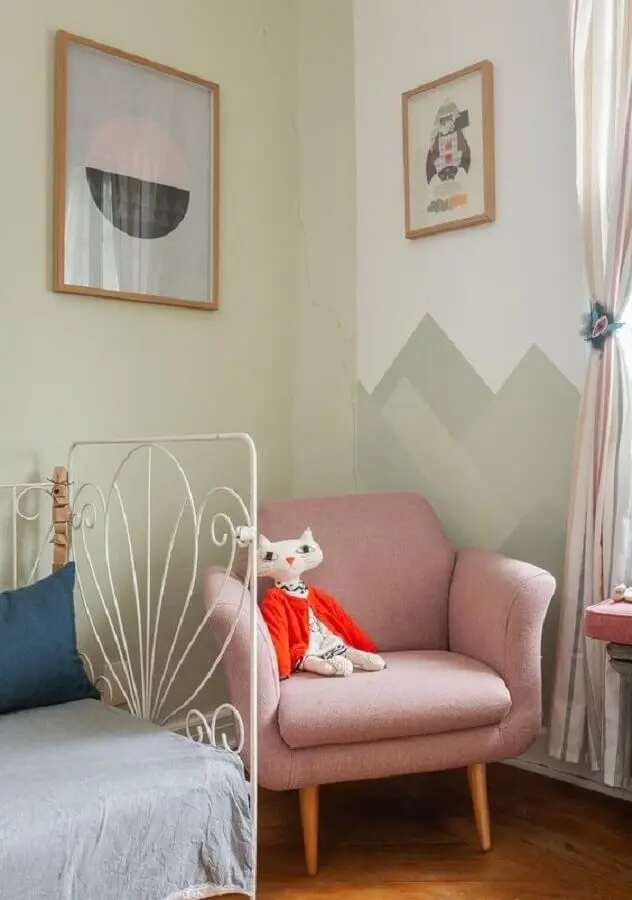 quarto de menina decorado com poltrona rosa claro Foto Histórias de Casa