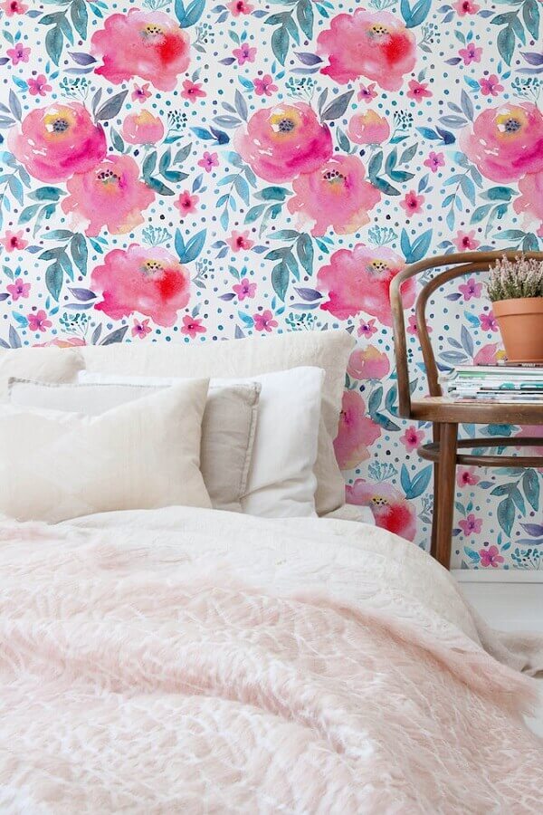 quarto decorado com papel de parede flores coloridas Foto Neon Rattail