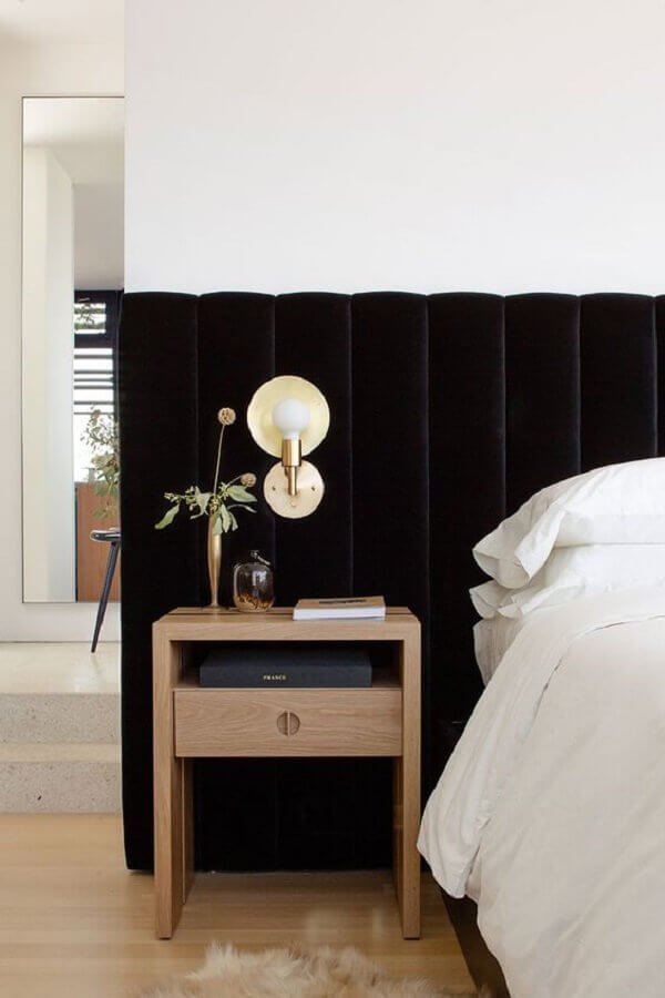 quarto moderno decorado com cabeceira estofada preta com abajur de parede Foto Frenchy Fancy