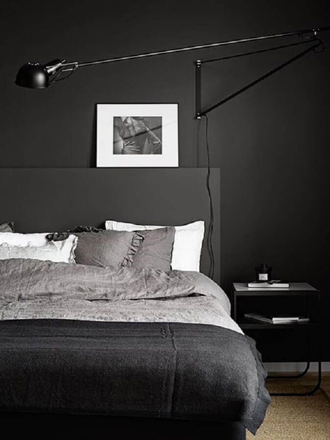 quarto moderno decorado com cabeceira preta de madeira Foto Pinterest