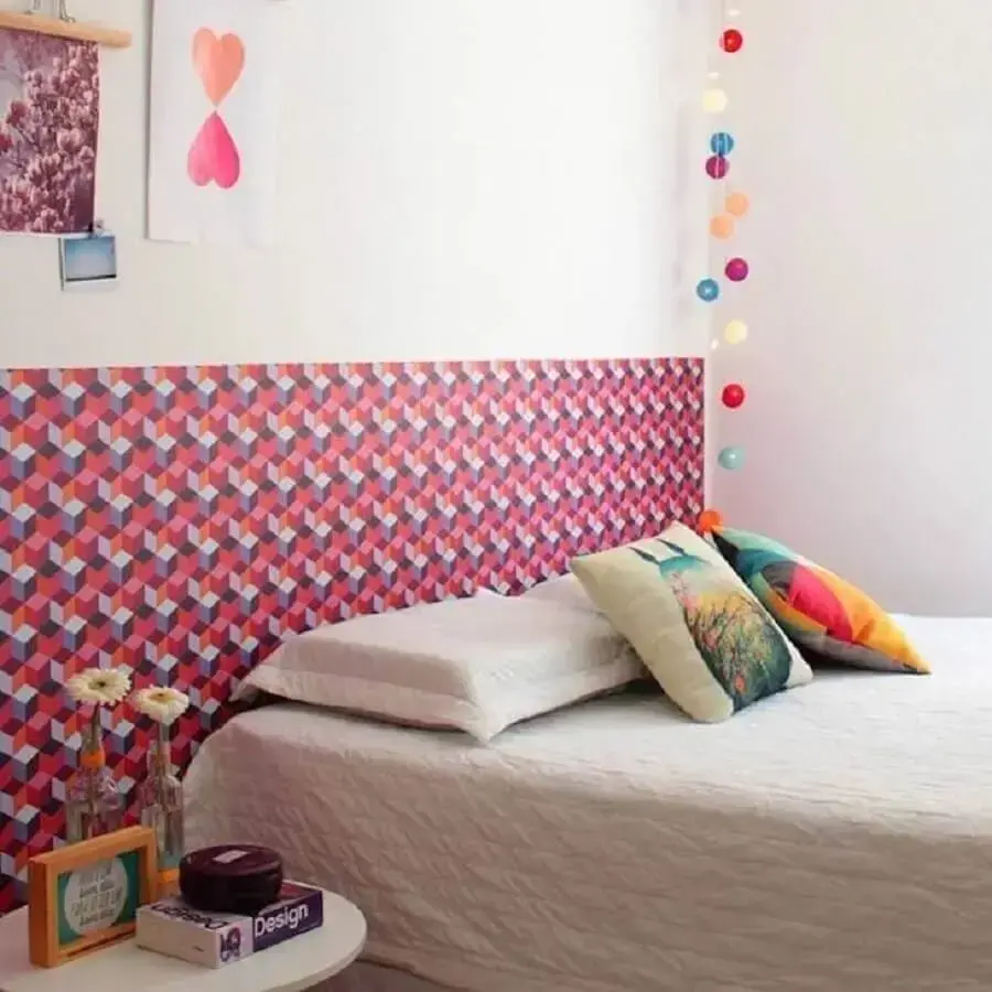 quarto simples decorado com papel de parede 3D colorido geométrico Foto Histórias de Casa