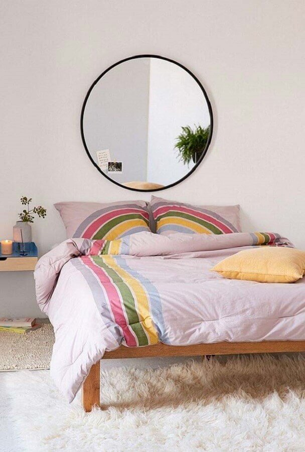 quarto simples decorado com tapete felpudo e espelho de parede redondo Foto Pinterest