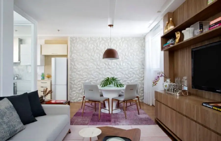 revestimento 3d e lustre pendente para sala de jantar integrada com sala de estar Foto Barino Estúdio Interiores