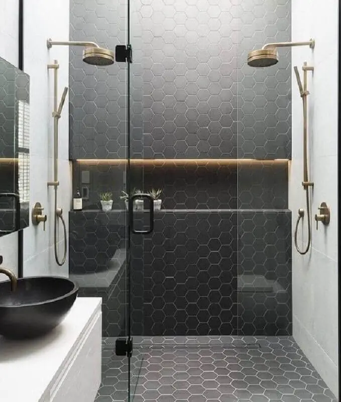 revestimento hexagonal com acabamento fosco para decoração de banheiro preto e branco Foto Renata Anunciação