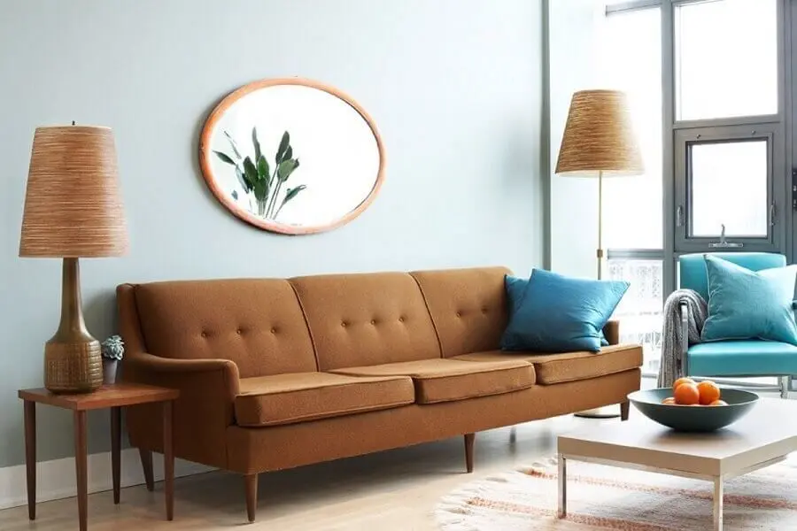 sala azul decorada com sofá marrom retrô Foto Archidea