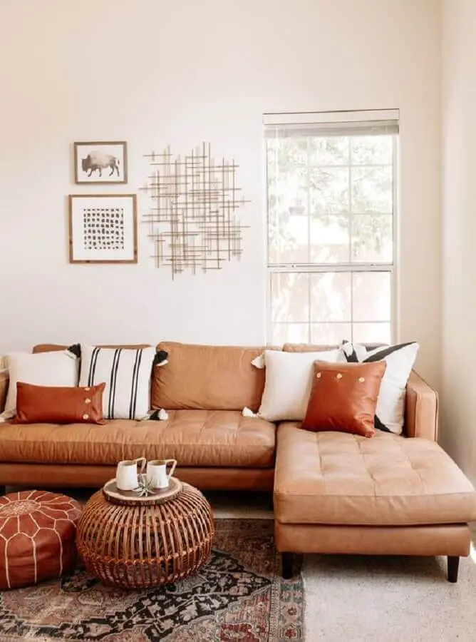 sala branca decorada com sofá marrom claro com chaise Foto Art Gallery
