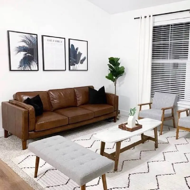 sala branca decorada com sofá marrom escuro e poltronas de madeira cinza Foto Pinterest