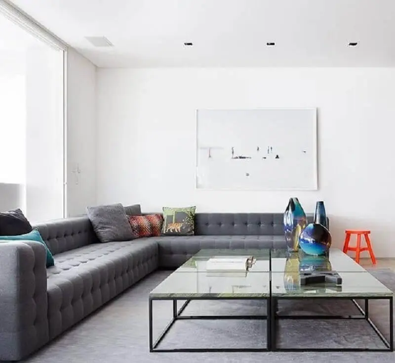 sala cinza e branca decorada com sofá de canto grande Foto Suite Arquitetos