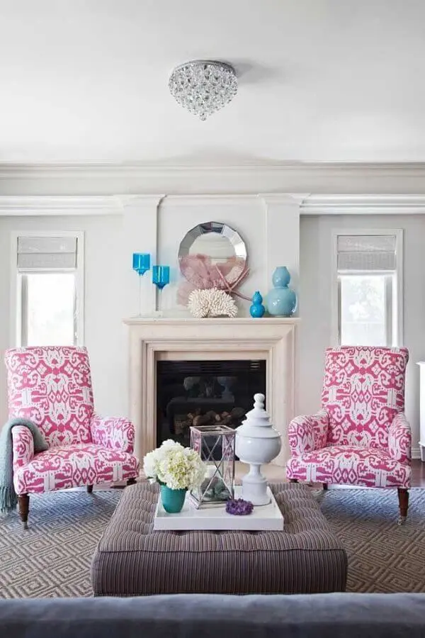 sala clássica decorada com poltrona rosa estampada Foto Pinterest
