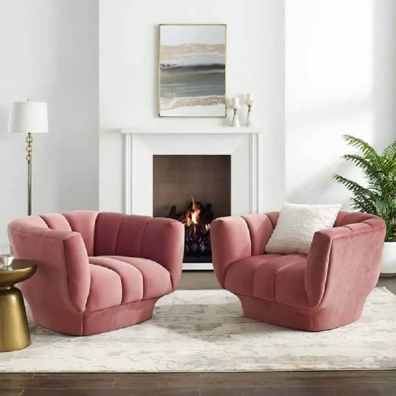 sala com lareira decorada com poltrona decorativa rosa confortável Foto Overstock