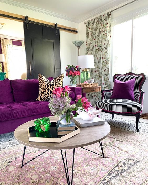 Sala roxa com sofá e almofadas na mesma cor