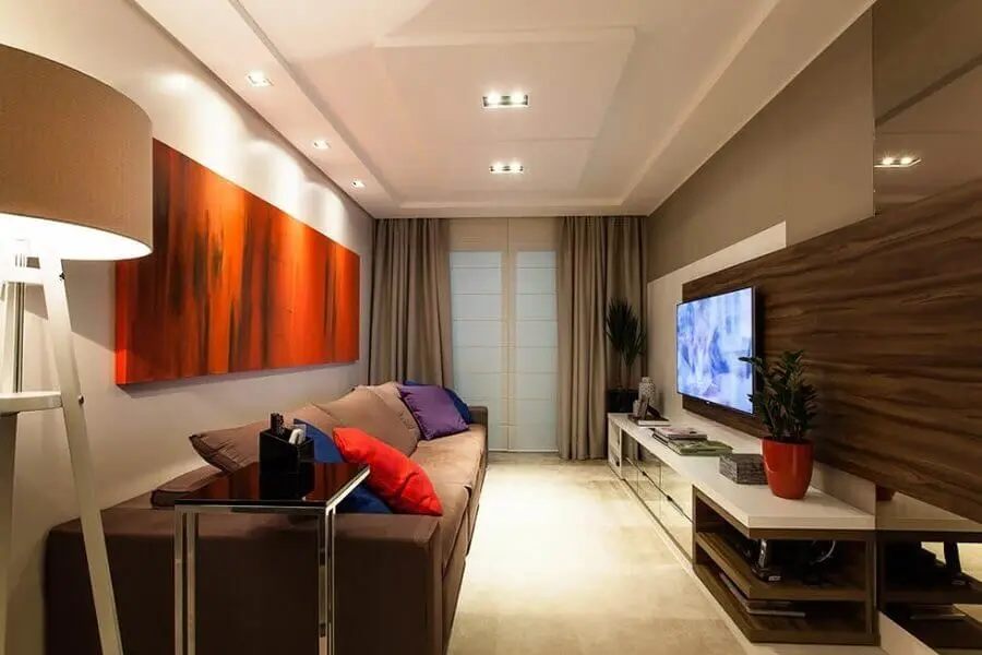 sala de TV decorada com almofadas coloridas para sofá marrom escuro Foto Juliana Pippi