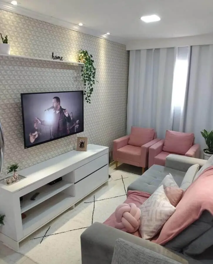 sala de TV decorada com sofá cinza e poltrona rosa bebê Foto Pinterest