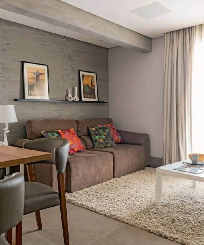 sala de estar decorada com tapete felpudo e sofá retrátil marrom Foto Pinterest