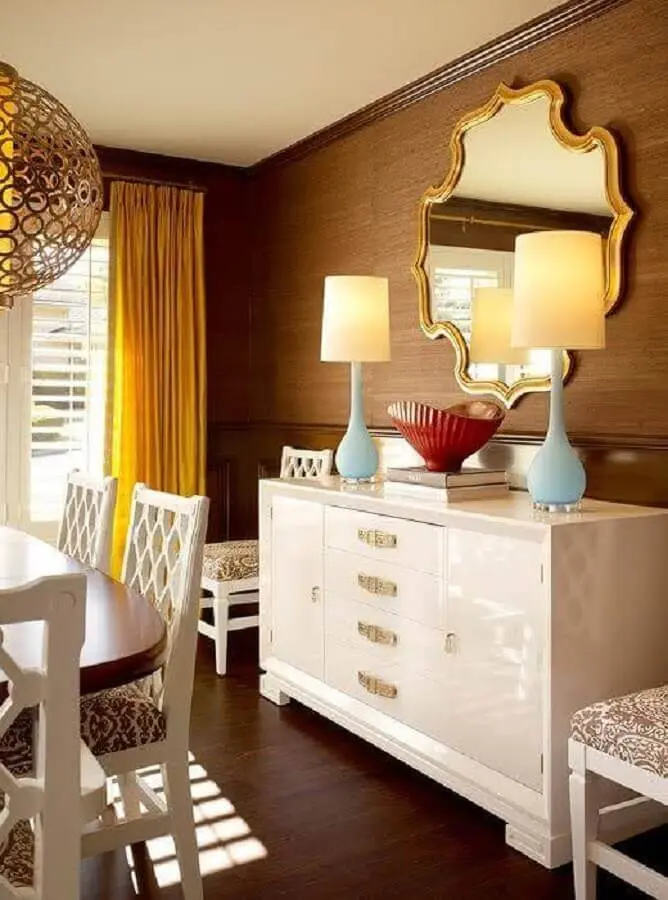 sala de jantar clássica decorada com móveis branco e espelho de parede com moldura dourada Foto Home Design Ideas