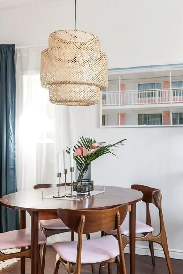 sala de jantar decorada com lustre pendente rústico para mesa de madeira Foto Casa de Valentina