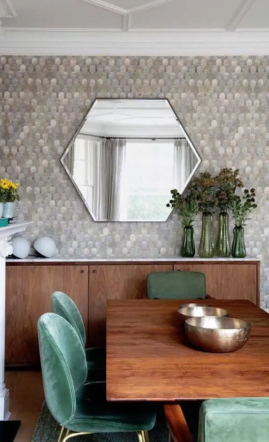 sala de jantar decorada com móveis de madeira e espelho de parede bisotado hexagonal Foto Jeito de Casa