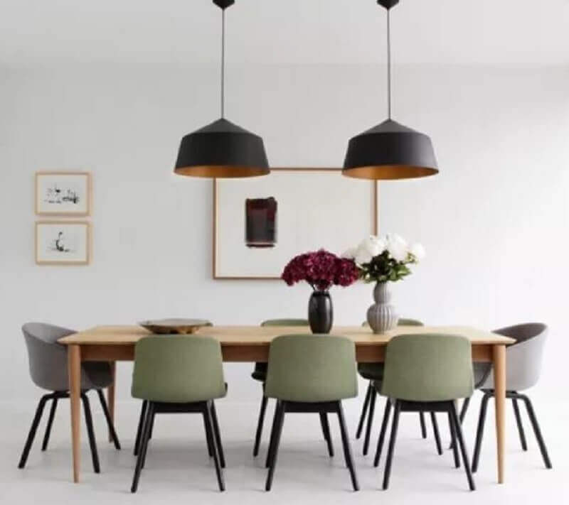 sala de jantar minimalista decorada com mesa de madeira e pendente industrial grande Foto Liliana Zenaro Interiores