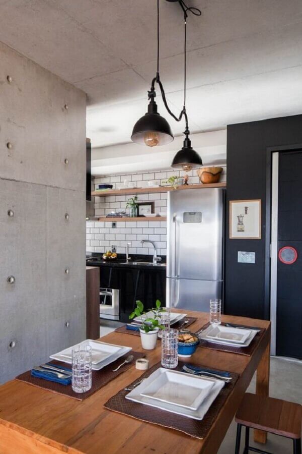Sala de jantar pequena decorada com pendente industrial preto Foto MaraRamos Arquitetura e Design