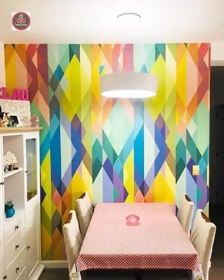 sala de jantar simples decorada com papel de parede bem colorido geométrico Foto Adesivos Dona Cereja