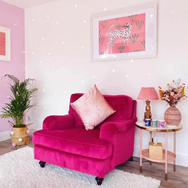 sala decorada com confortável com poltrona rosa pink Foto Pinterest