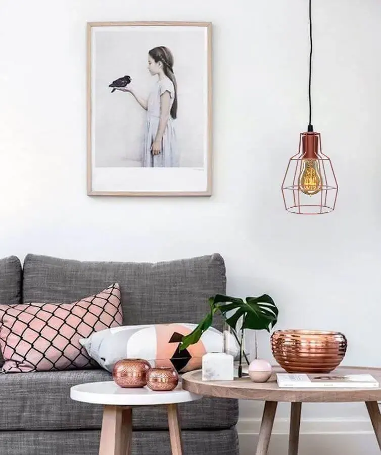 sala decorada com sofá cinza e pendente industrial cobre aramado Foto Pinterest