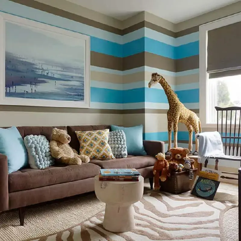 sala decorada com sofá marrom e papel de parede colorido listrado Foto DecorPad