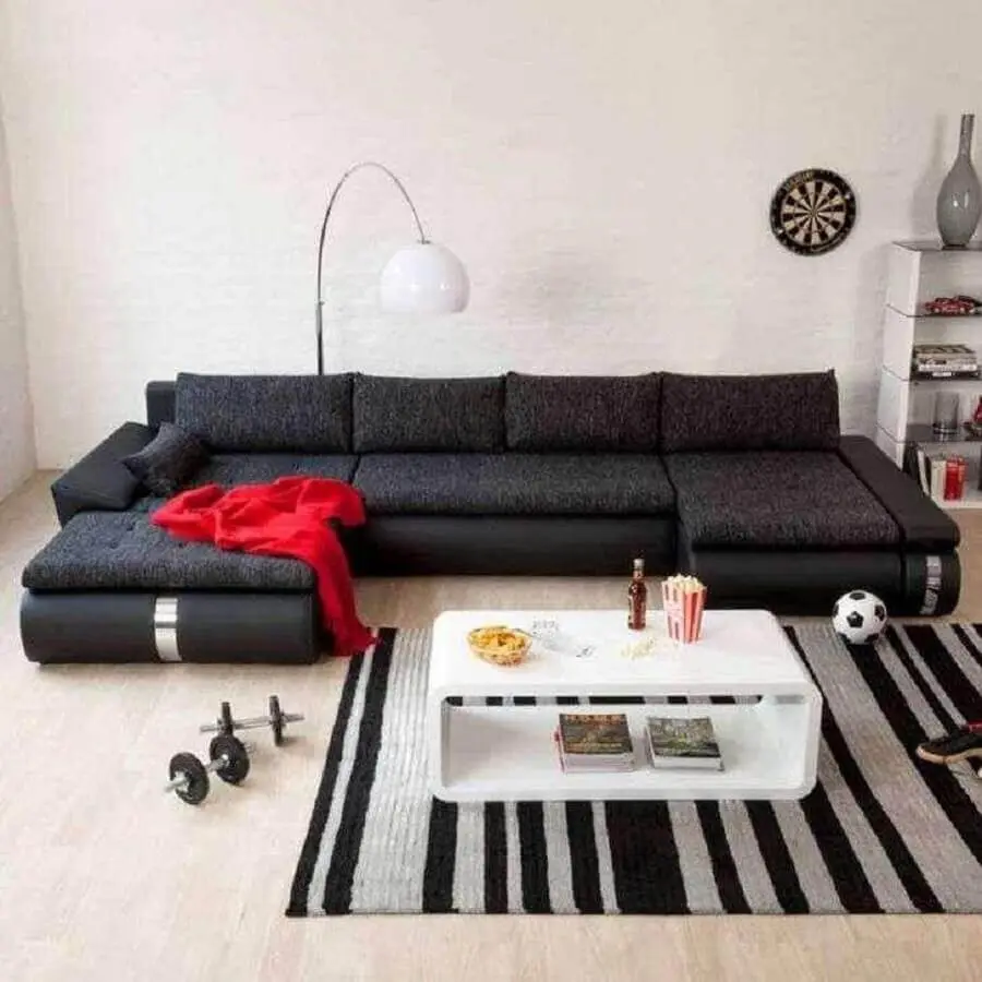 sala minimalista decorada com tapete listrado e sofá grande moderno Foto Pinterest