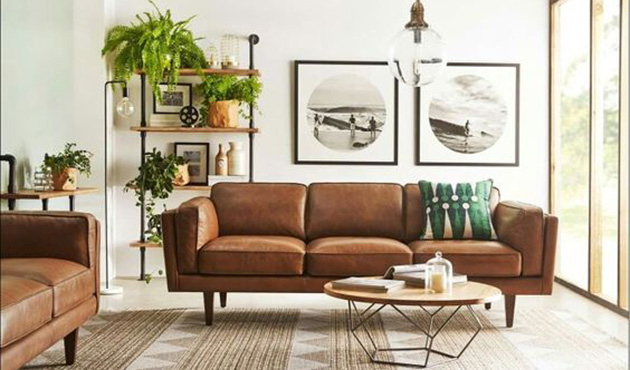 Sala de estar com sofá de couro