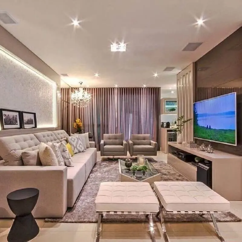 sofá grande confortável para sala de TV decorada em tons de bege Foto Pinterest