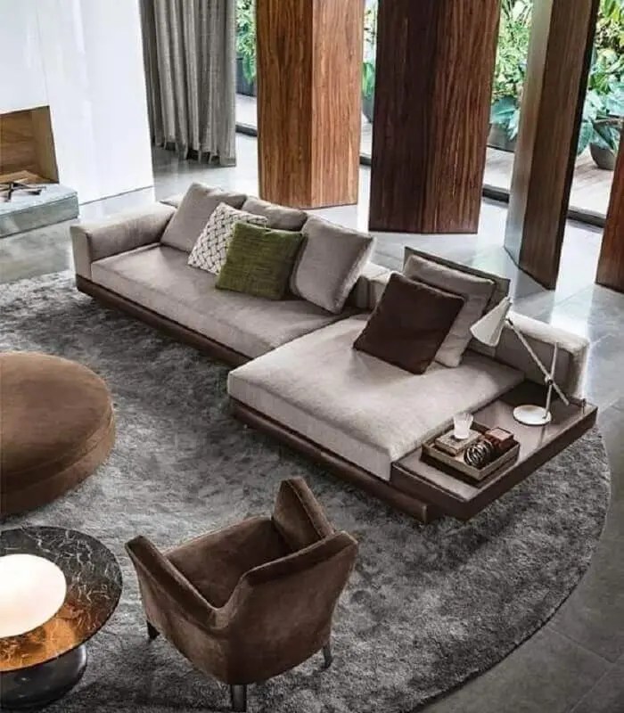 sofá grande moderno para decoração de sala com tapete cinza redondo Foto Futurist Architecture