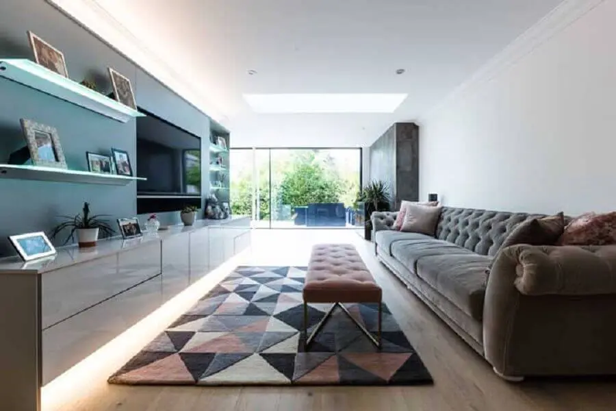 sofá grande para sala decorada com tapete geométrico Foto Architect Your Home