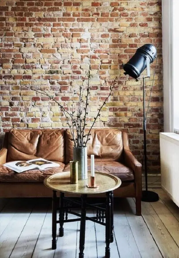 sofá marrom pequeno para sala simples decorada com parede de tijolinho Foto Home Stratosphere